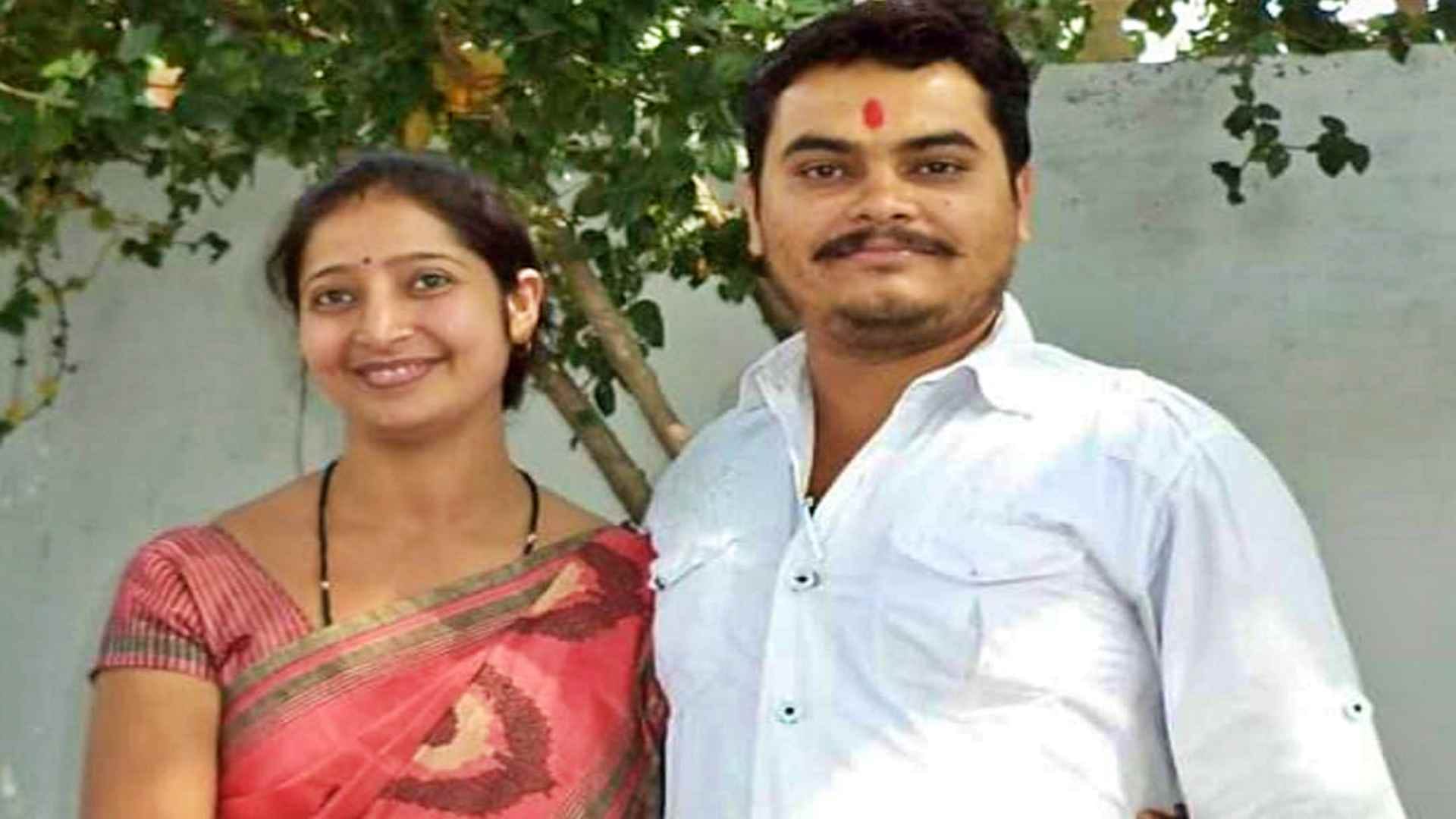पति राहुल शुक्ला के साथ ज्योति की फाइल फोटो।