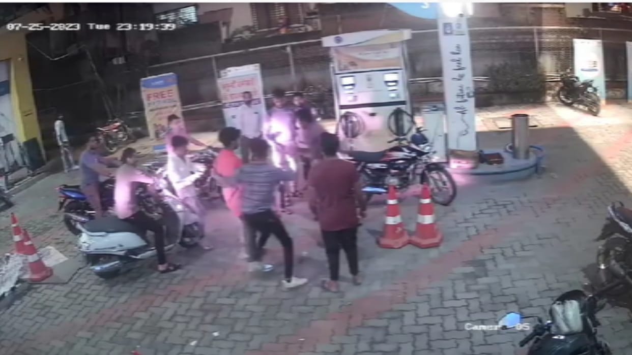 Ujjain: Controversy over early removal of the vehicle at the petrol pump, four drunk people attacked the young