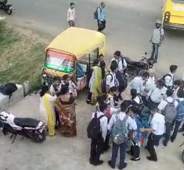 Bihar News: Collision between school bus and pickup van in Patna, half a dozen children injured