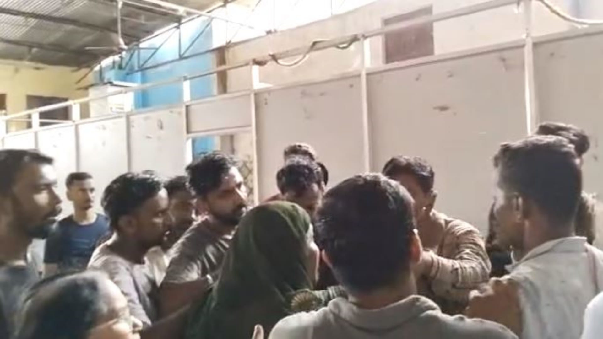 टीचर को पीटते हुए परिजन