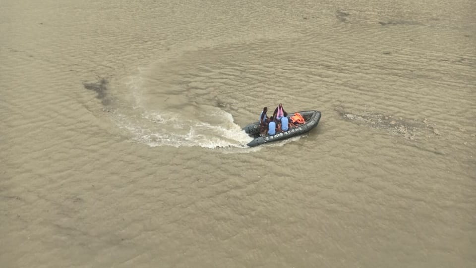 Father tied two-year-old son to his body and jumped into the river in shahjahanpur