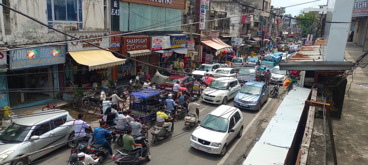 Roorkee News Traffic Jam in city ambulance stuck in the middle of Vehicle