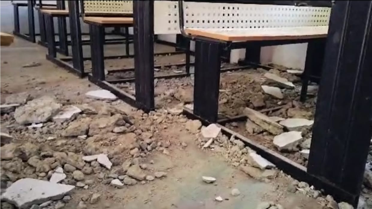 Vidisha News Government school roof collapsed in Kurwai, more than four girl students injured