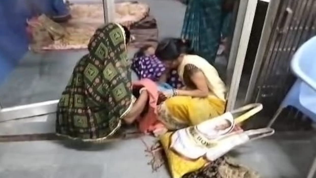 Samastipur News Asha workers stopped woman from going to delivery room gave birth to child at gate itself