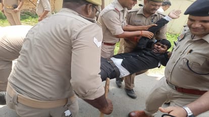 SP delegation stopped when it came to meet the student leader lodged in Naini Jail