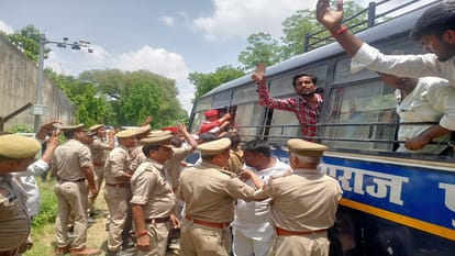 SP delegation stopped when it came to meet the student leader lodged in Naini Jail