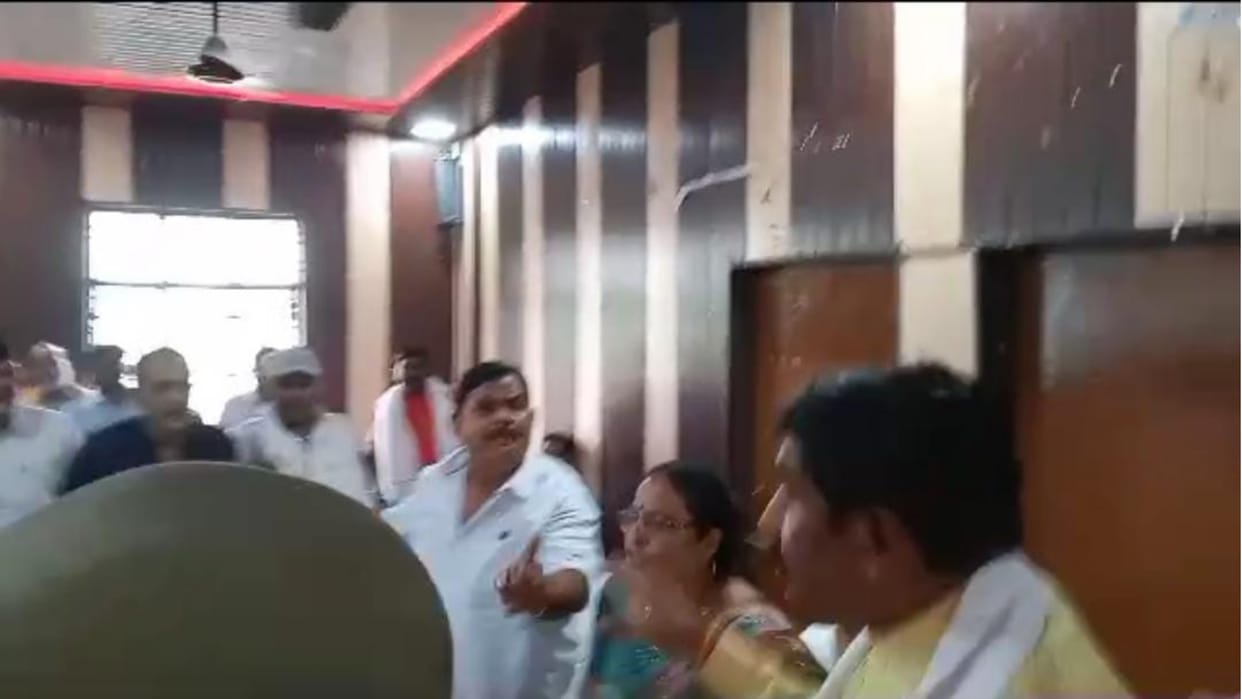 Clash between BJP MlA and former Jila panchayat Chief in Sitapur.