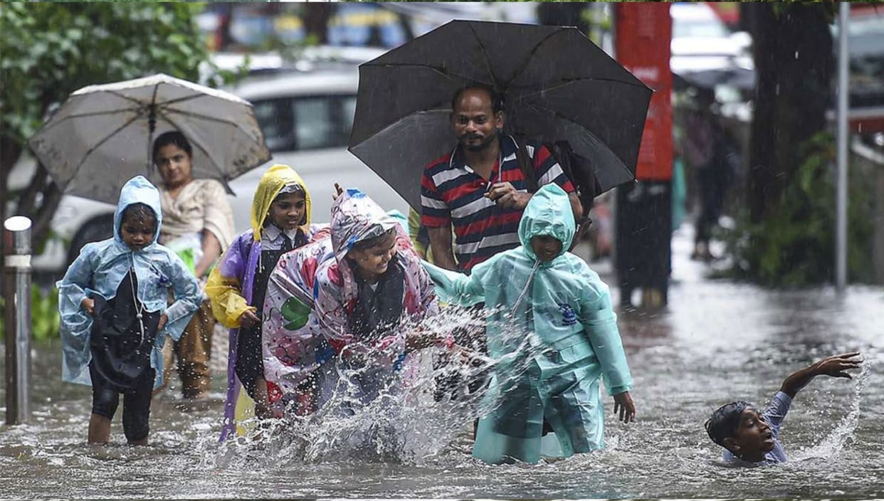 40 people stranded at Mutyala Dhara waterfall in telangana to enjoy monsoon NDRF rescuing