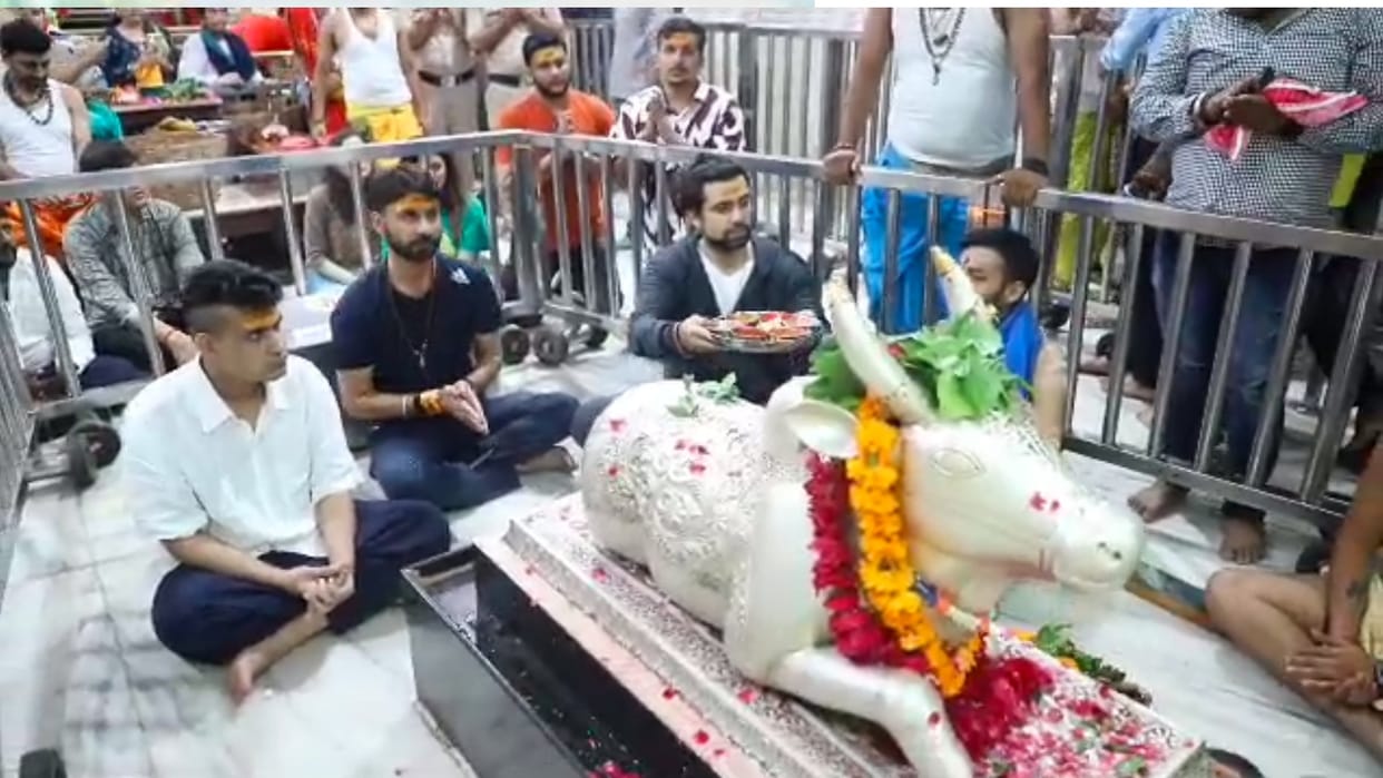 Ujjain Mahakal: Singer Jubin Nautiyal reached the shelter of Baba Mahakal, worshiped sitting in Nandi Hall