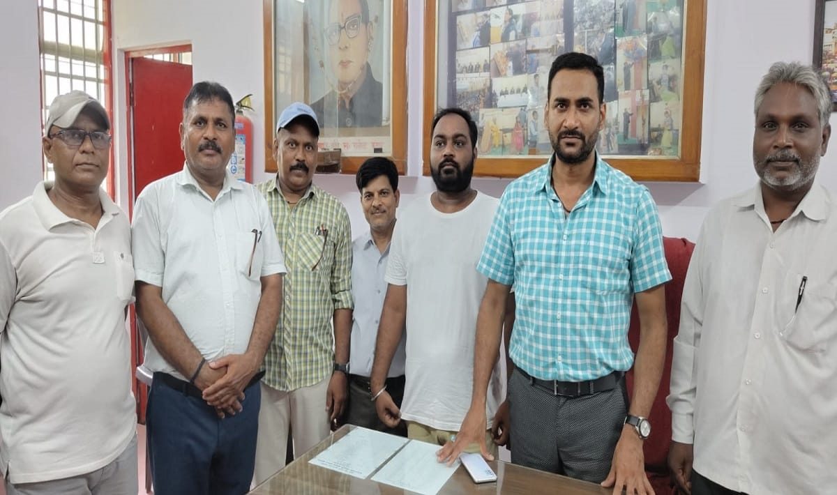 vegetable seller son Rohit  Visit his school after becoming IPS in varanasi