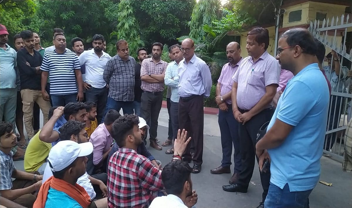 Food and water are not available in BHU hostels students protest at vc residence