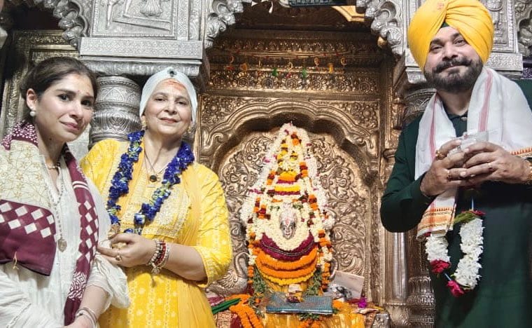 Navjot Singh Sidhu worship in kashi Vishwanath Temple with family
