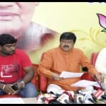प्रेस कॉन्फ्रेंस लेते बीजेपी नेता संजय श्रीवास्तव