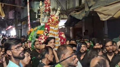 Eighth Muharram: Nazrana presented to the tune of shehnai in the procession mention of the martyrdom of Karbla