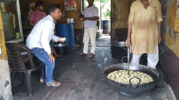 Ghazipur: दोपहर दो बजे तक ही मिलता है ये खास रसगुल्ला, इंदिरा गांधी भी कर चुकी हैं बखान