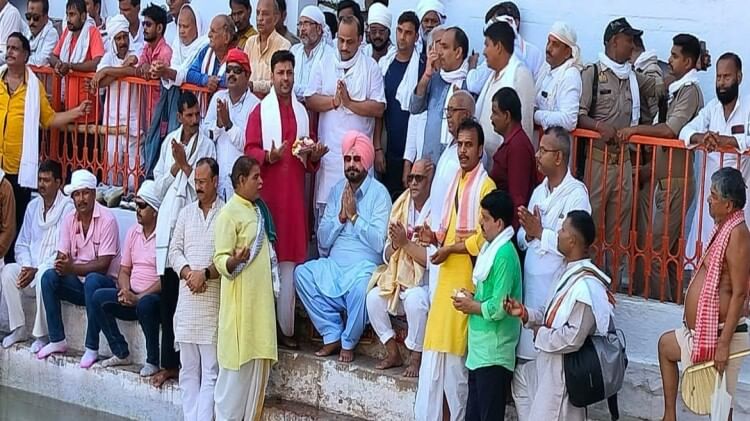 Congress leader Navjot Singh Sidhu visit in Kashi with his wife suffering from cancer