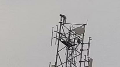 Drunken man climbs on mobile tower varanasi police pulls him down after hard work