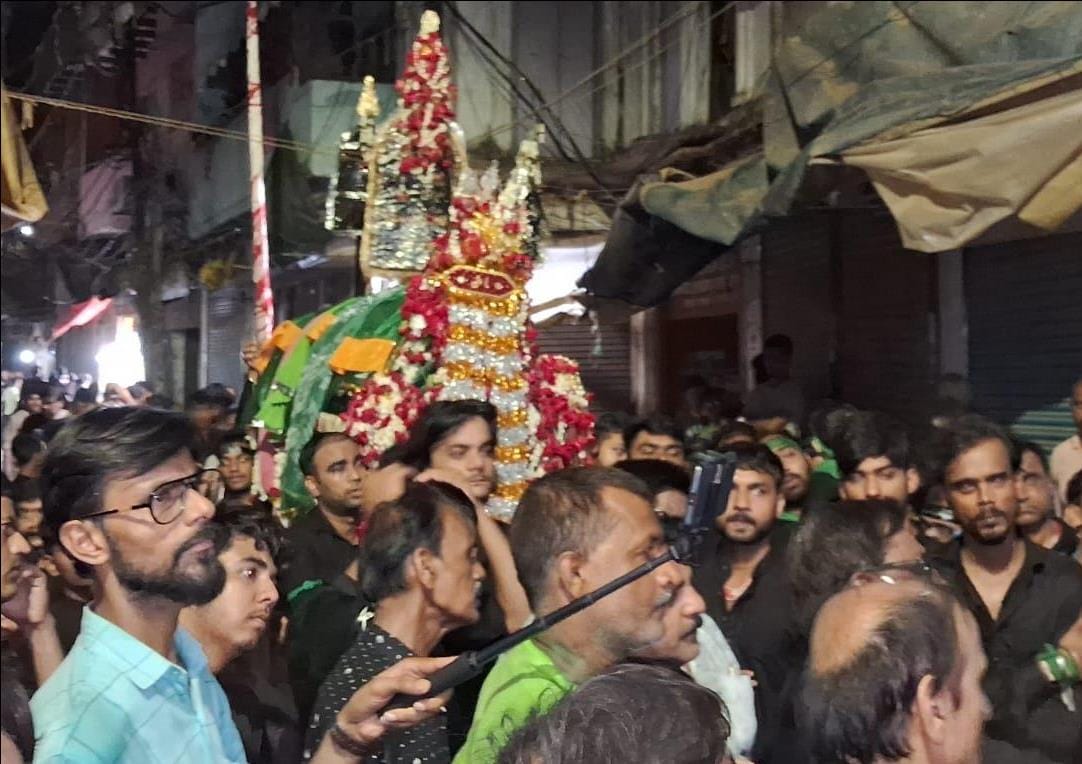 Eighth Muharram: Nazrana presented to the tune of shehnai in the procession mention of the martyrdom of Karbla