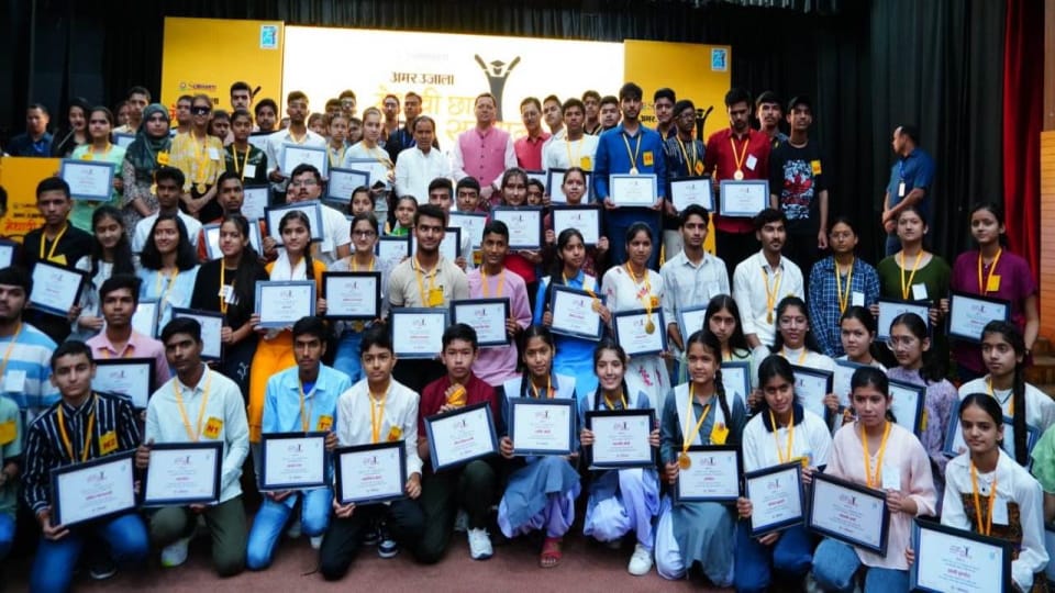 Amar ujala medhavi samman samaroh Dehradun CM Dhami gives mantra to Uttarakhand Board Toppers