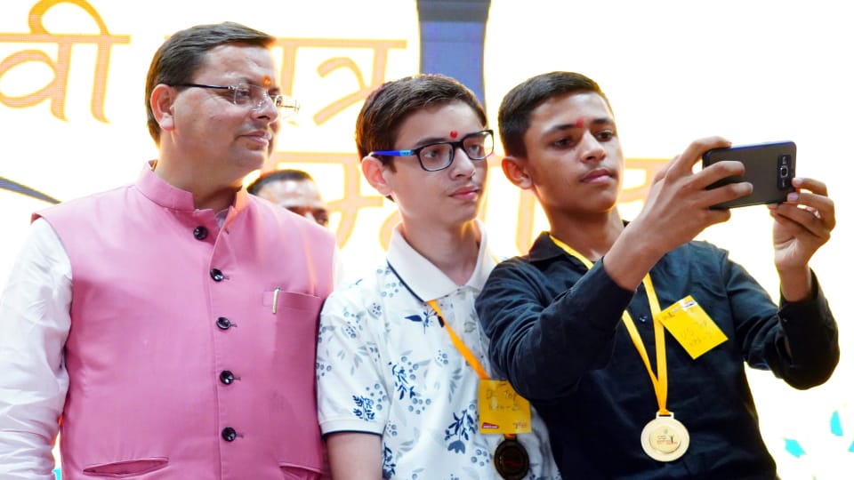Amar ujala medhavi samman samaroh Dehradun CM Dhami gives mantra to Uttarakhand Board Toppers