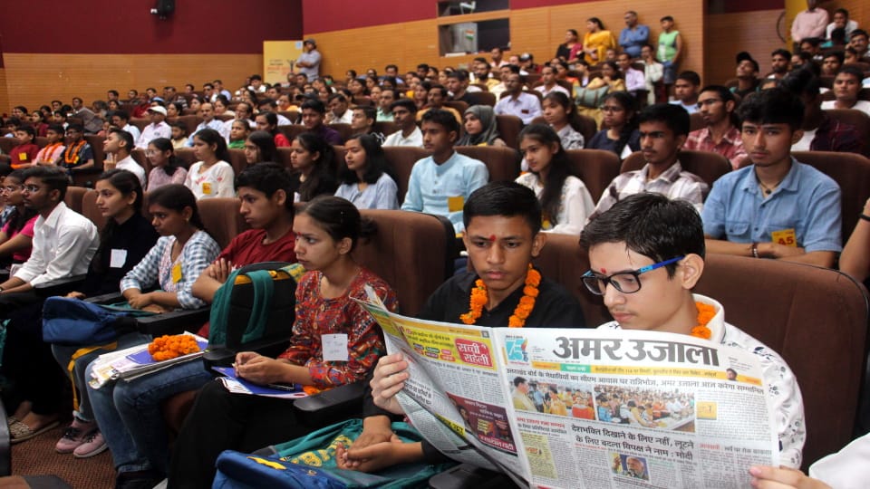 Amar ujala medhavi samman samaroh Dehradun CM Dhami gives mantra to Uttarakhand Board Toppers