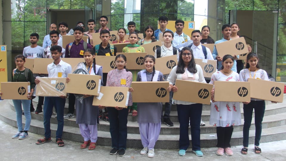 Amar ujala medhavi samman samaroh Dehradun CM Dhami gives mantra to Uttarakhand Board Toppers