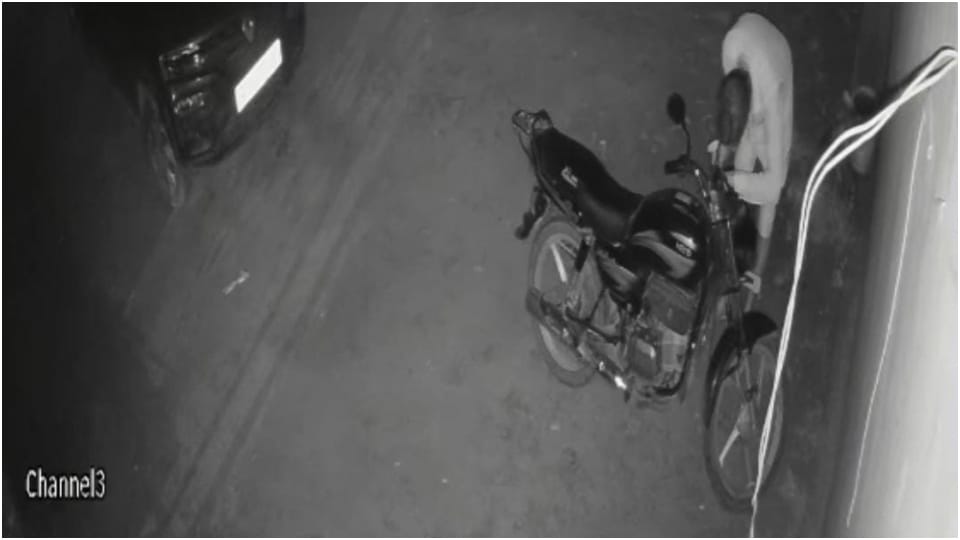 Bike thief gang seen in CCTV in Dausa broke the lock and took 2 bikes
