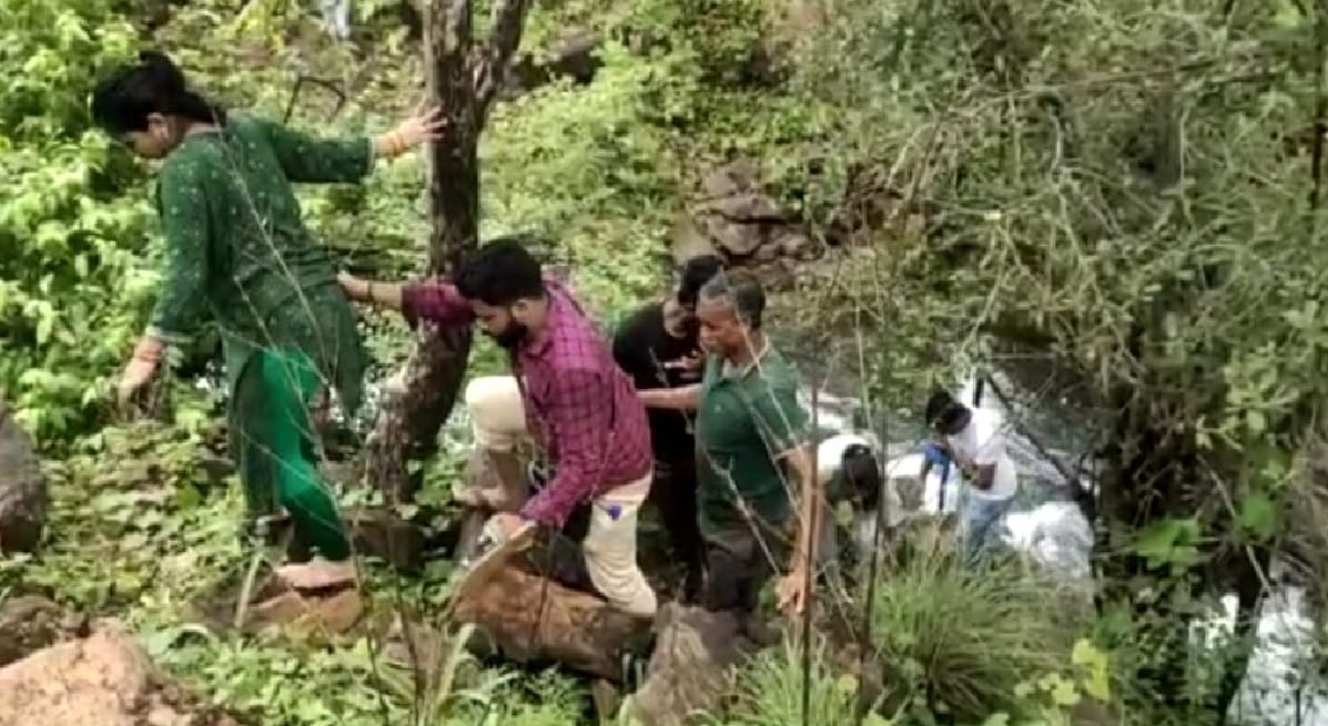 passengers stranded on border of Telangana and Maharashtra reached Bhopalpatnam on foot through hills