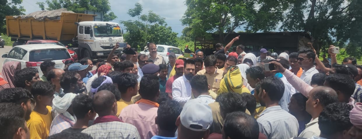 Villagers protest on Bilaspur Katghora road demanding compensation for construction of NH130