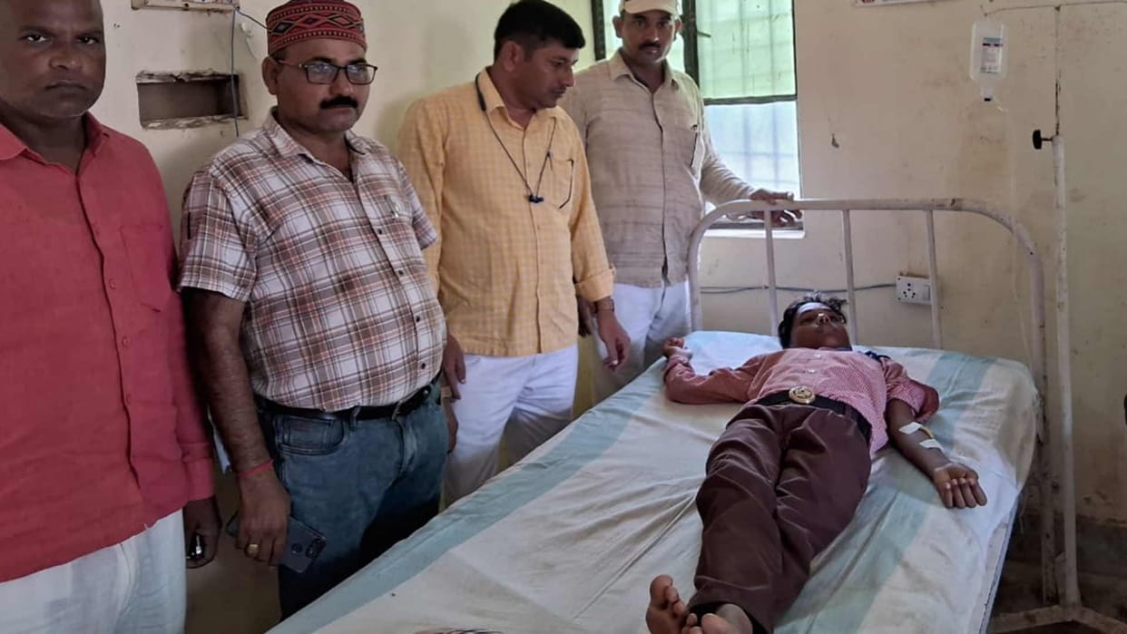 Four students fainted from heat in Basti Maharajganj