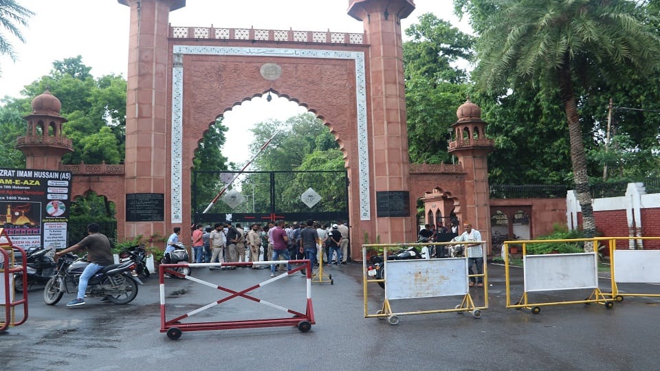 BJP leader arrived at AMU gate, seeing students furious
