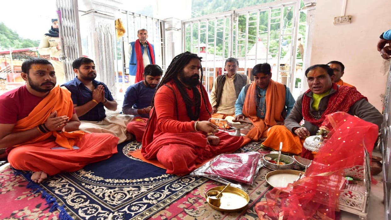 Mahant Balbir Giri reached Gangotri on religious journey, performed aarti of Maa Bhagarathi, worshiped