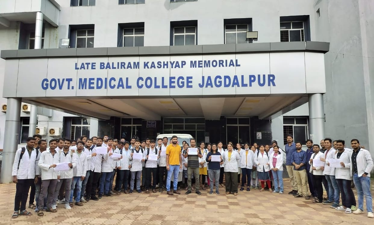 mekaj doctors started protest by wearing black bands in jagdalpur