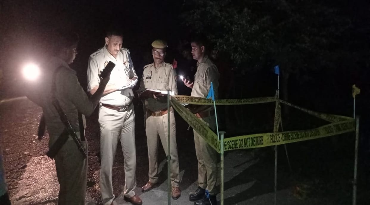 RS One lakh looted by shooting  bullion trader sitting behind on bike in jaunpur