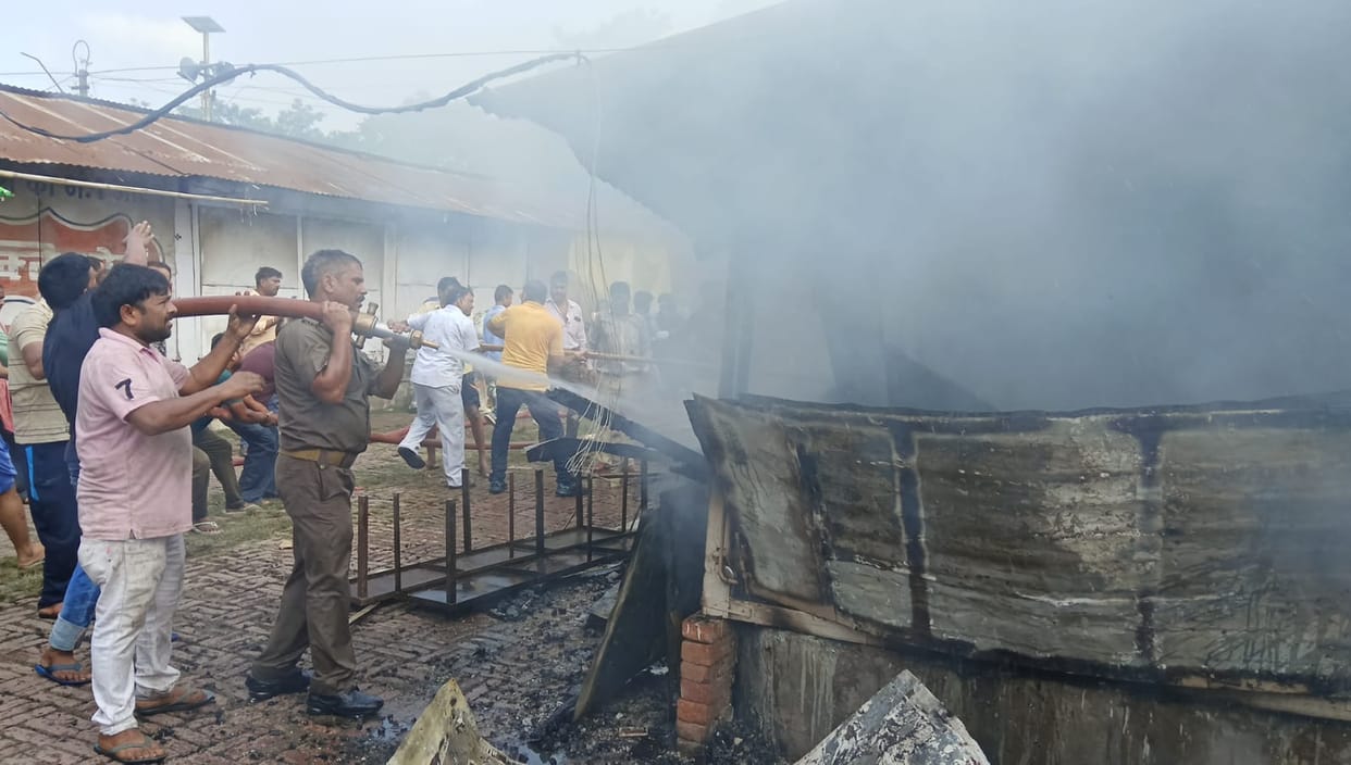Fierce fire in Armapur market, Eight shops burnt to ashes, fire brigade did not reach in time