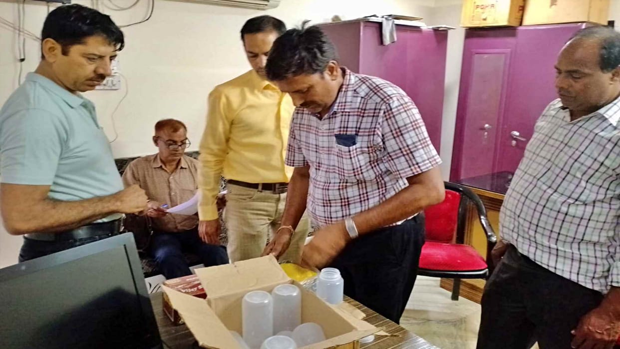 Jaipur food security team caught five factory owners from Alwar Khairthal town