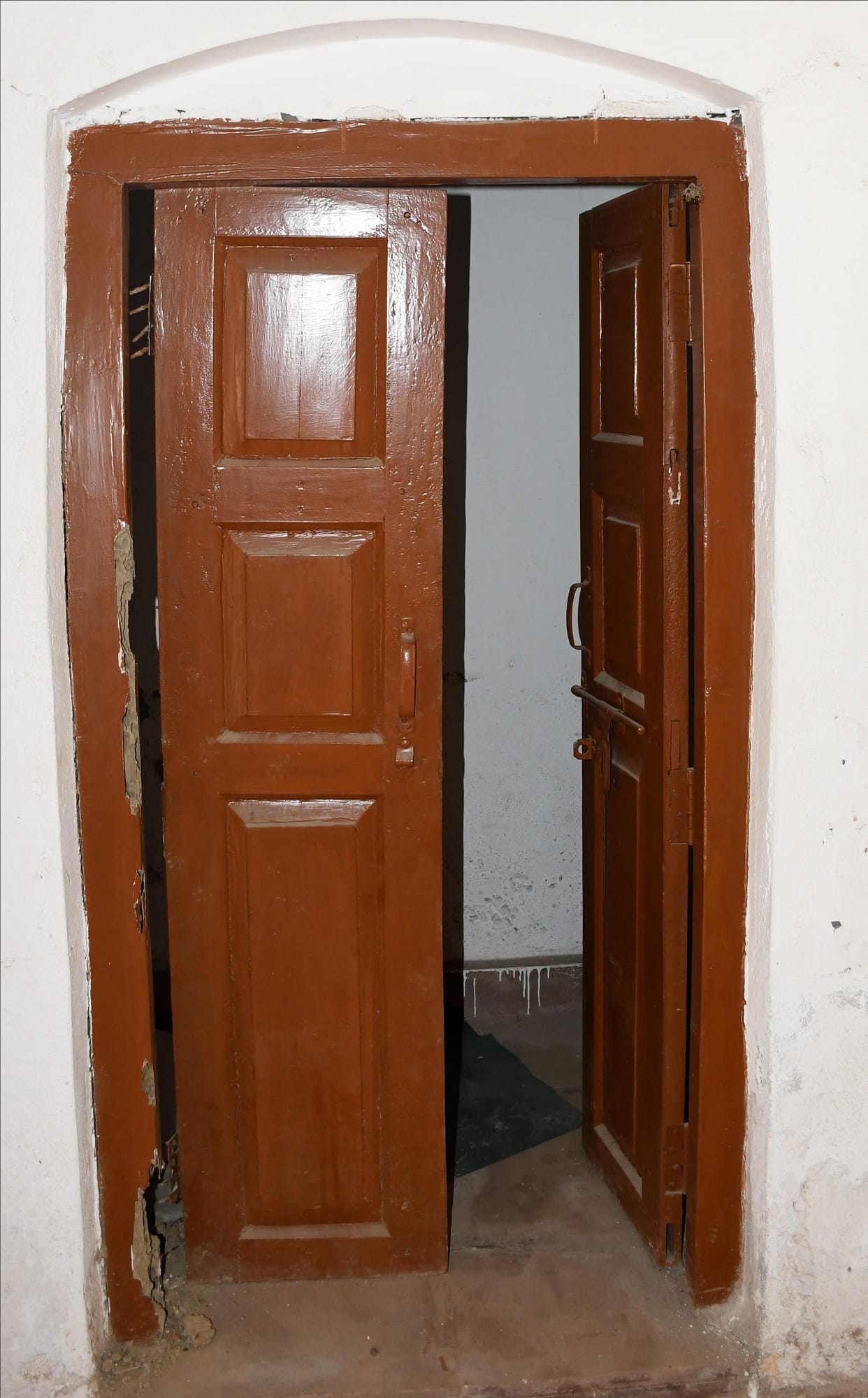 This is the condition of Munshi Premchand's ancestral house: the walls of the house are cracked, termites are