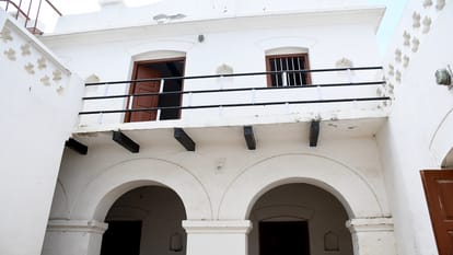 This is the condition of Munshi Premchand's ancestral house: the walls of the house are cracked, termites are