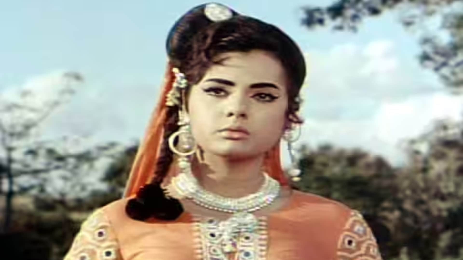 These Bollywood Actress came from Foreign and Establish in Bollywood Helen Mumtaz Nadira Salma Agha