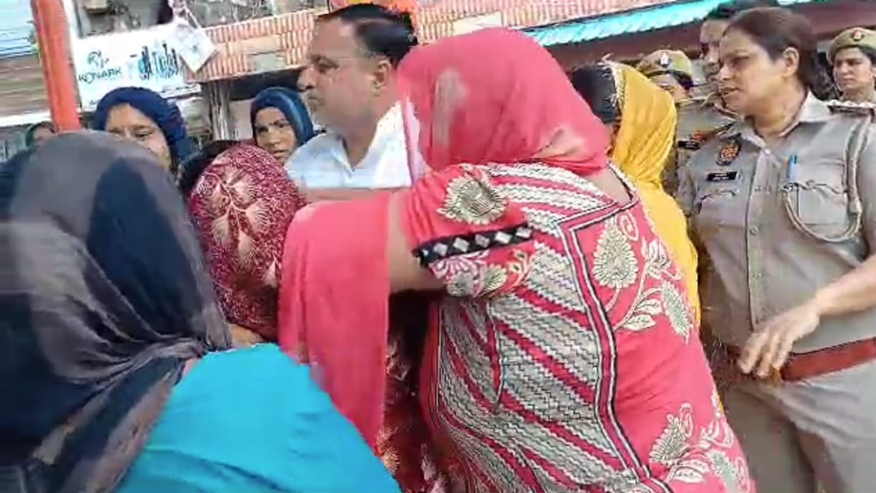 Saharanpur: ASHA workers continue protest for salary and attempt self immolation