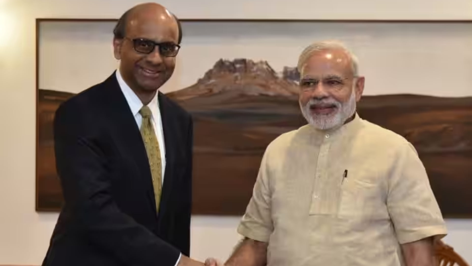 पीएम मोदी के साथ थर्मन शनमुगरत्नम