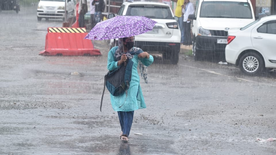 jammu kashmir Weather: River drain overflowing due to rain landslide in Reasi one killed in Ramnagar