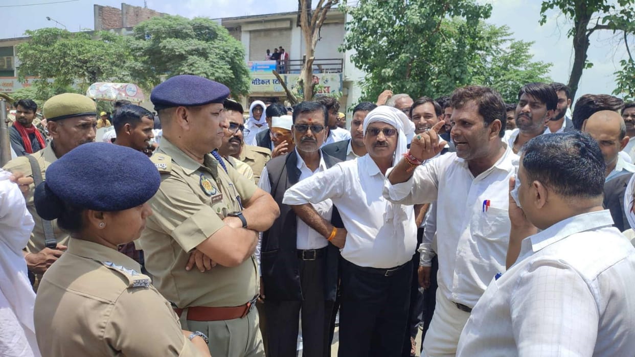 District Magistrate imprisoned for eight and a quarter hours in Collectorate of Sant kabir Nagar