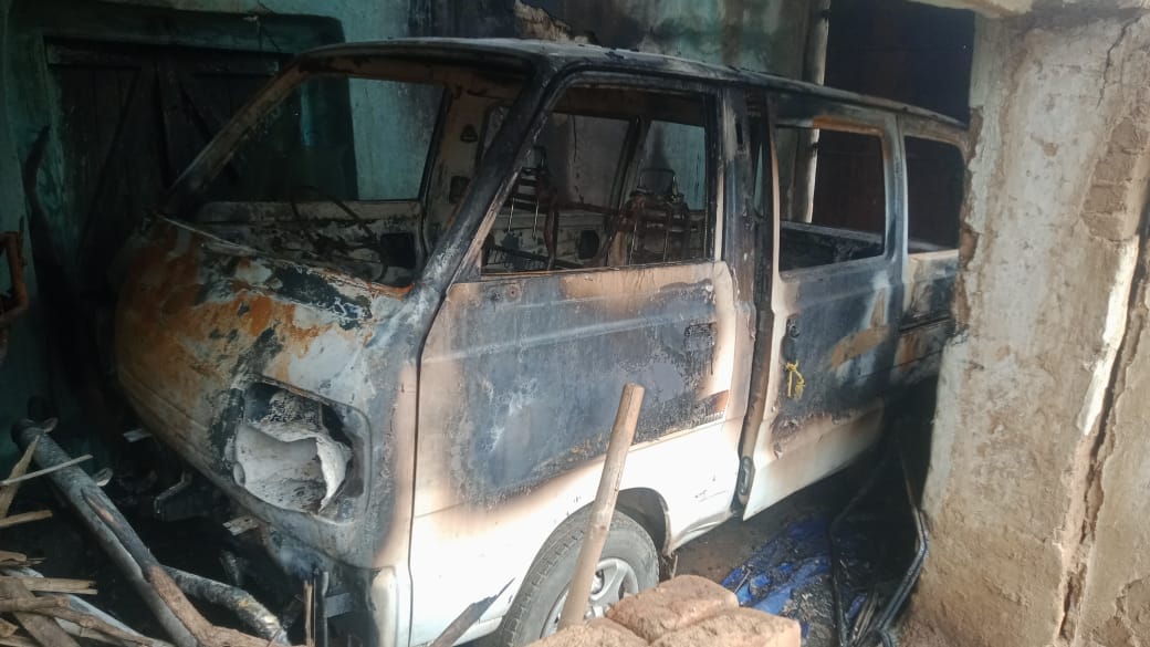 Shahdol: Fire broke out in a van parked inside the house, the goods kept in the vehicle were destroyed