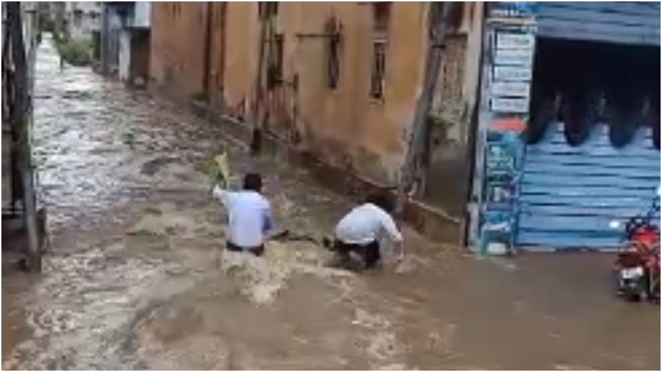 Two bike riders washed away by strong current of rain water in Sikar people saved their lives