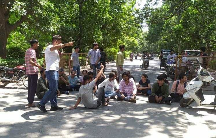 Course not Complete and exam date released students of commerce faculty BHU started protest
