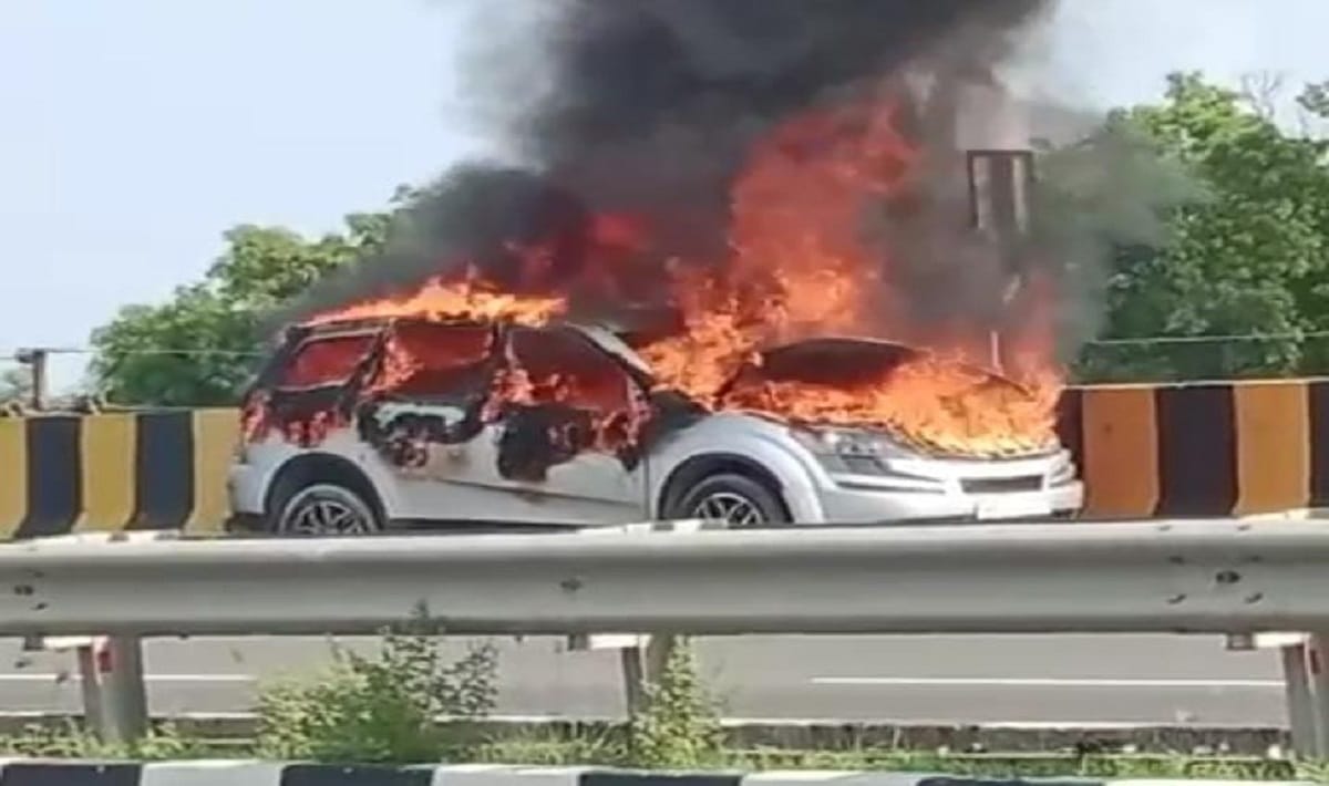 moving car became ball of fire on varanasi prayagraj highway woman saved their lives