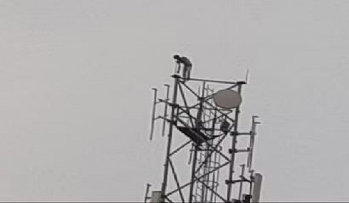 Drunken man climbs on mobile tower varanasi police pulls him down after hard work
