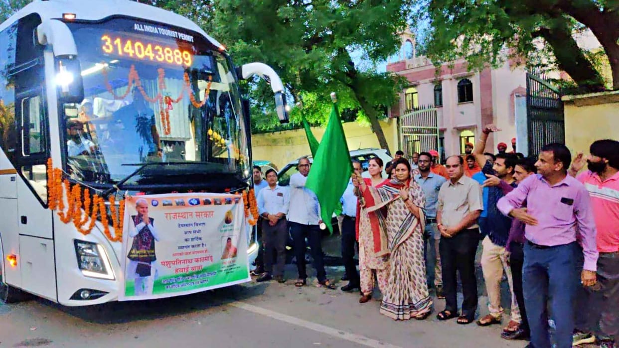 100 senior citizens left for Shri Pashupatinath Temple in Kathmandu from Jaipur
