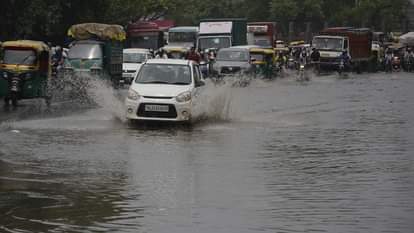 कश्मीरी गेट के पास रिंग रोड पर जमा पानी... यह कल का सीन है